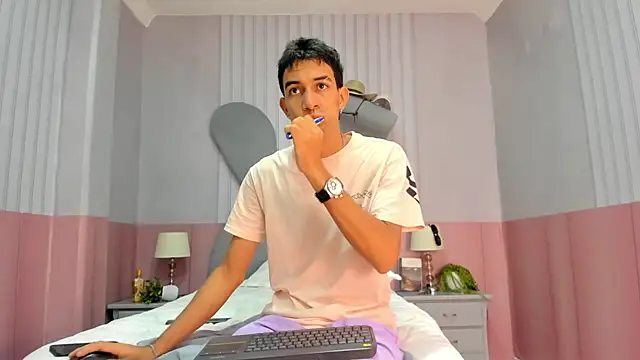 Snapshot of sweet_boy_sweet06 chatting on March 11, 2025, 12:06 pm sweet boy sweet06 online show from March 11, 2025, 12:06 pm