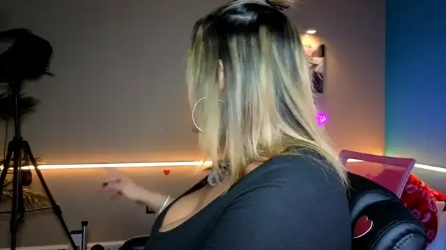 bossyroxy84 online show from February 23, 2026, 4:47 am