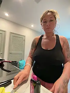 bossyroxy84 online show from April 12, 2026, 6:11 pm