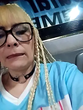 CandieGilson   online show from December 1, 2025, 10:38 am