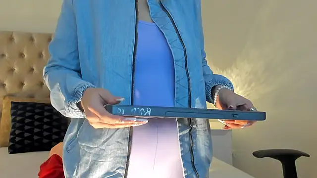 CandieGilson   online show from December 18, 2025, 1:04 pm