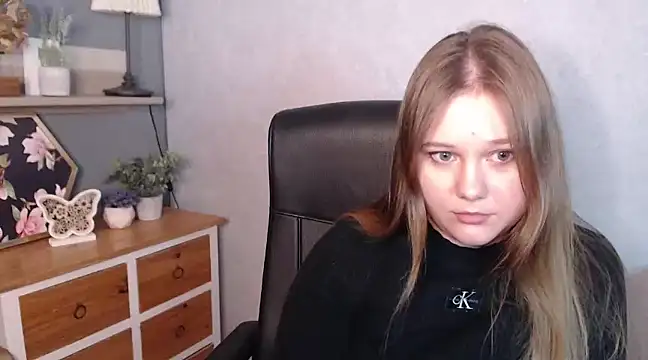 JULIE xKISS online show from February 14, 2025, 4:41 pm