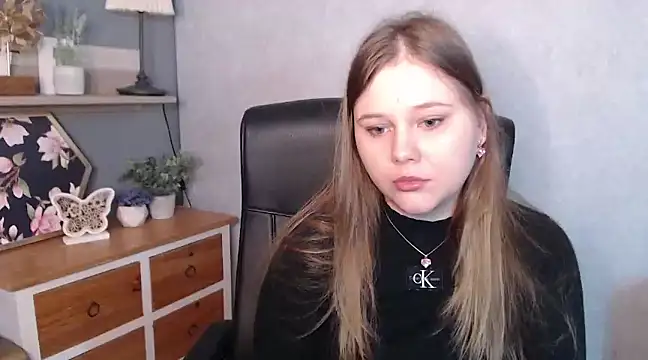 JULIE xKISS online show from February 14, 2025, 1:40 pm