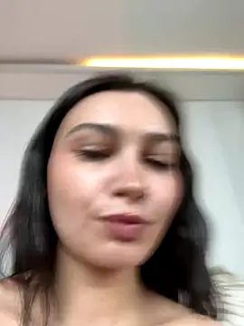 lunalovelee online show from January 6, 2026, 10:41 am