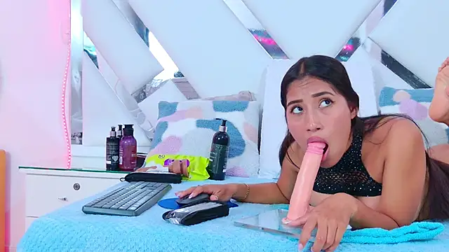 YesyHills online show from March 22, 2025, 10:04 pm