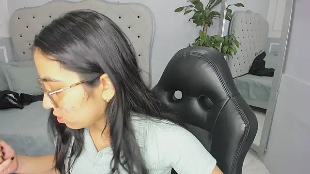 lucelly 15 online show from February 22, 2026, 11:56 am