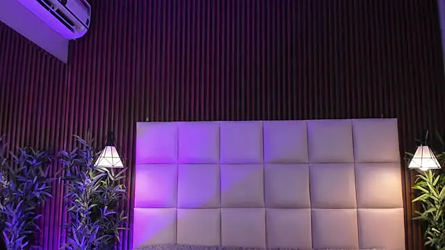 MelanieHillss online show from April 15, 2026, 4:07 am