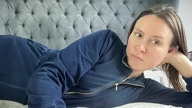 eatmypie69 online show from November 12, 2025, 10:41 am