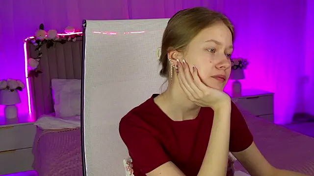 Snapshot of EveMundie chatting on February 14, 2026, 12:49 pm EveMundie online show from February 14, 2026, 12:49 pm