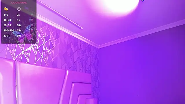 AnahisBennett online show from April 7, 2026, 4:47 am