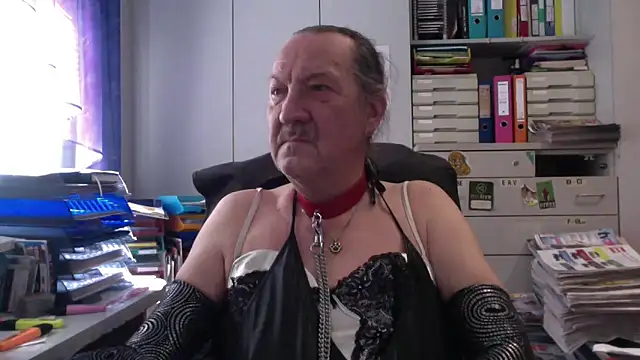 HMStraps01 online show from April 5, 2026, 11:17 am