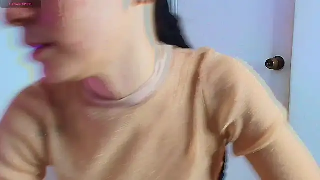 Peach Rose  online show from April 9, 2026, 11:44 pm