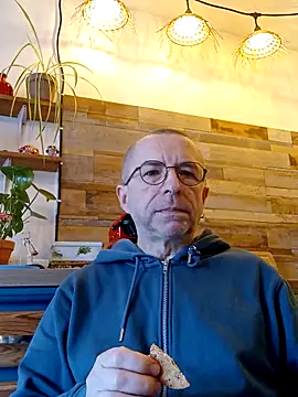 Snapshot of Xavspank2 chatting on March 3, 2026, 8:32 am Xavspank2 online show from March 3, 2026, 8:32 am