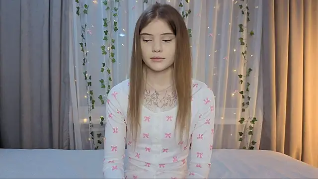 Snapshot of CarolinePepper chatting on April 4, 2026, 1:39 pm CarolinePepper online show from April 4, 2026, 1:39 pm