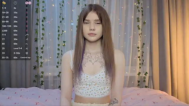 Snapshot of CarolinePepper chatting on April 15, 2026, 7:58 pm CarolinePepper online show from April 15, 2026, 7:58 pm