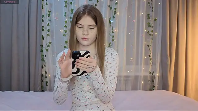 Snapshot of CarolinePepper chatting on March 20, 2026, 1:56 pm CarolinePepper online show from March 20, 2026, 1:56 pm