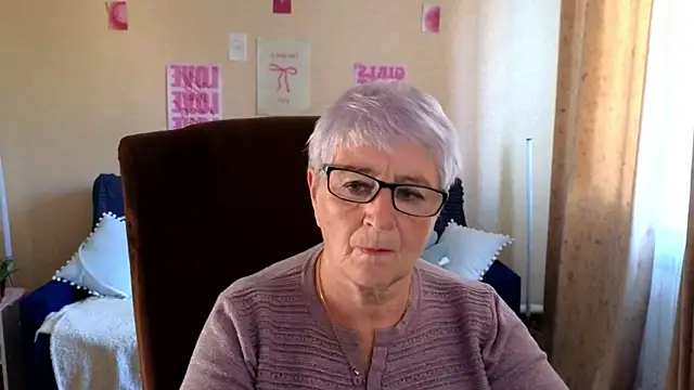 Sandra Snowflake online show from June 18, 2026, 4:00 am