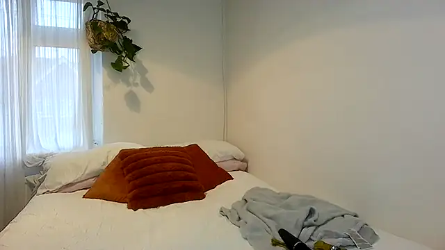 Edenfox- online show from December 4, 2025, 1:32 pm