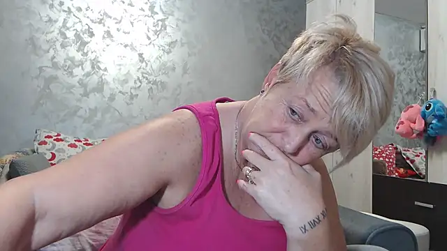 RosesandLillies online show from November 11, 2025, 5:41 pm