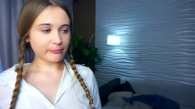 QuennaCoote online show from December 21, 2025, 10:17 am