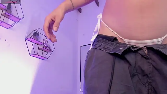 Snapshot of Little_Lau1 chatting on October 8, 2025, 11:05 pm Little Lau1 online show from October 8, 2025, 11:05 pm