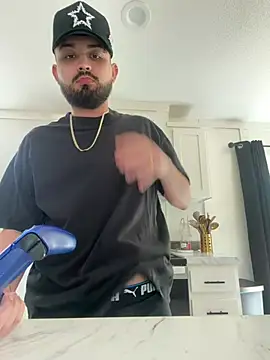 Snapshot of Wild-Luca chatting on April 3, 2026, 7:42 pm Wild-Luca online show from April 3, 2026, 7:42 pm