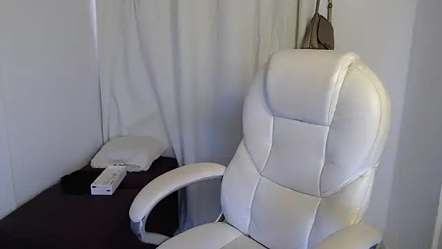 Snapshot of Mature_2025 chatting on October 5, 2025, 11:23 am Mature 2025 online show from October 5, 2025, 11:23 am