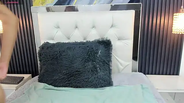 leslieanddrako online show from April 23, 2026, 11:28 pm