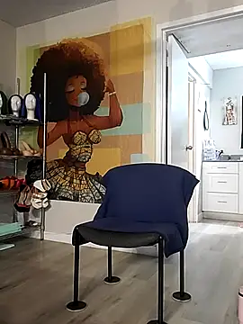 Queenanitadix online show from November 28, 2025, 9:31 am