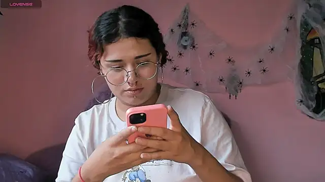 Maddy Jhonsson online show from October 31, 2025, 6:48 pm