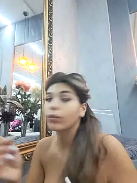Snapshot of Bella_Posh chatting on October 19, 2025, 5:21 am Bella Posh online show from October 19, 2025, 5:21 am