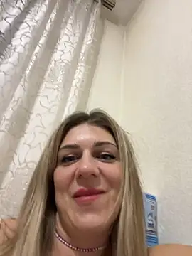 Lusi Luxary online show from October 15, 2025, 2:14 pm