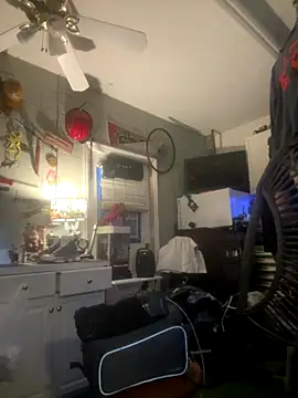 Polaroid White online show from December 17, 2025, 7:02 am