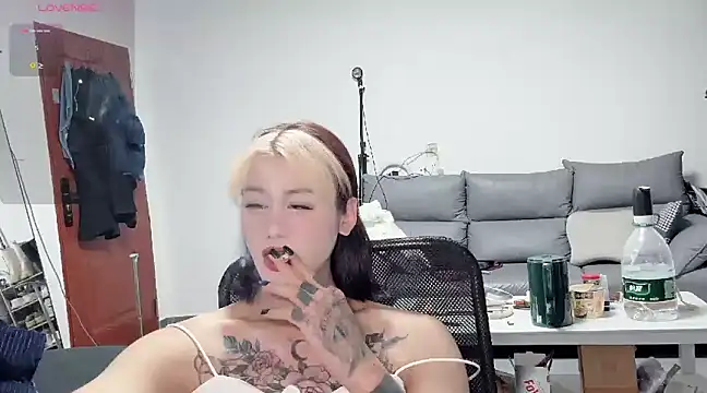 Snapshot of 888888zzzz chatting on March 9, 2025, 9:57 pm 888888zzzz online show from March 9, 2025, 9:57 pm