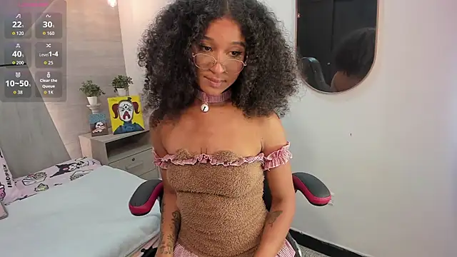 Layla Clarke online show from November 18, 2025, 3:32 am