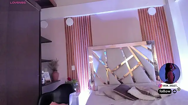 sweetviolet   online show from April 15, 2026, 12:32 pm