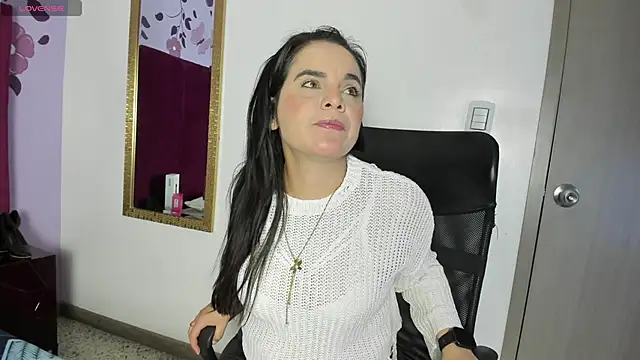 Snapshot of laura_hotties chatting on February 5, 2026, 1:29 pm laura hotties online show from February 5, 2026, 1:29 pm