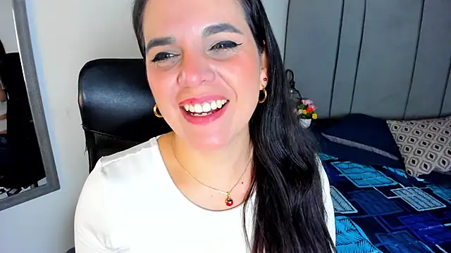 Snapshot of laura_hotties chatting on February 10, 2026, 1:10 pm laura hotties online show from February 10, 2026, 1:10 pm