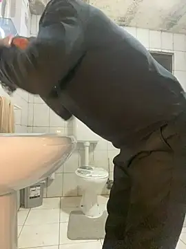 Snapshot of rogerdik76 chatting on February 4, 2026, 6:30 am rogerdik76 online show from February 4, 2026, 6:30 am