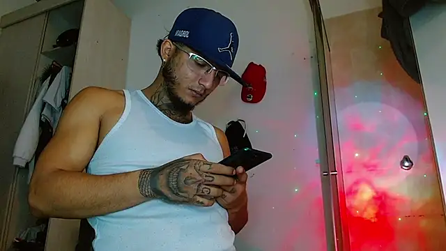 Snapshot of Luciferdirty_Hott chatting on February 24, 2025, 5:54 am Luciferdirty Hott online show from February 24, 2025, 5:54 am