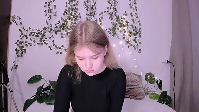 LaseyMoon online show from March 19, 2025, 1:21 am