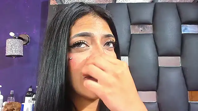 EMYCLARK01 online show from December 4, 2025, 3:33 pm