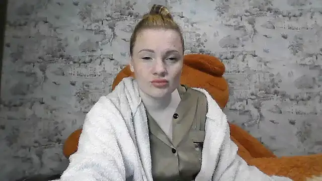 Eveline May online show from October 15, 2025, 4:37 pm