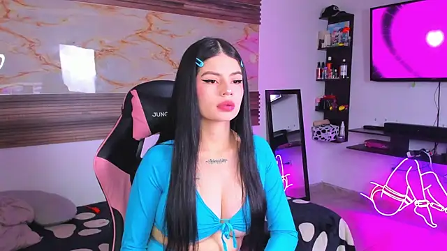 Snapshot of Cloe_roouse chatting on November 13, 2025, 8:24 pm Cloe roouse online show from November 13, 2025, 8:24 pm