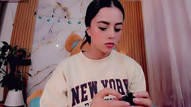 ValeriCardenas online show from April 19, 2026, 2:23 am