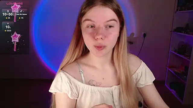 Strawberry juli online show from April 17, 2026, 5:10 am