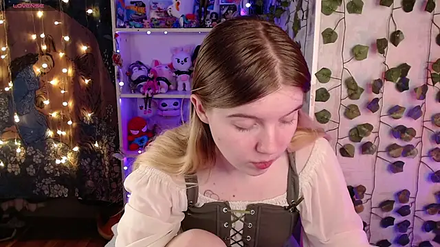 Snapshot of Strawberry_juli chatting on March 18, 2025, 2:08 am Strawberry juli online show from March 18, 2025, 2:08 am