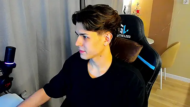 TravisRevas online show from December 16, 2025, 4:33 pm