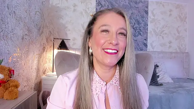 Liannaa  online show from November 7, 2025, 7:40 pm