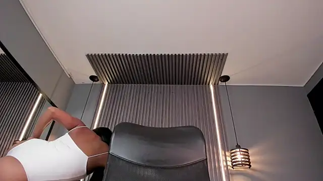 alahia betancurx online show from November 1, 2025, 4:12 pm